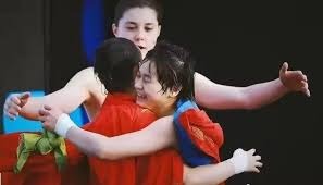 为什么外野手回传球要投弹跳球